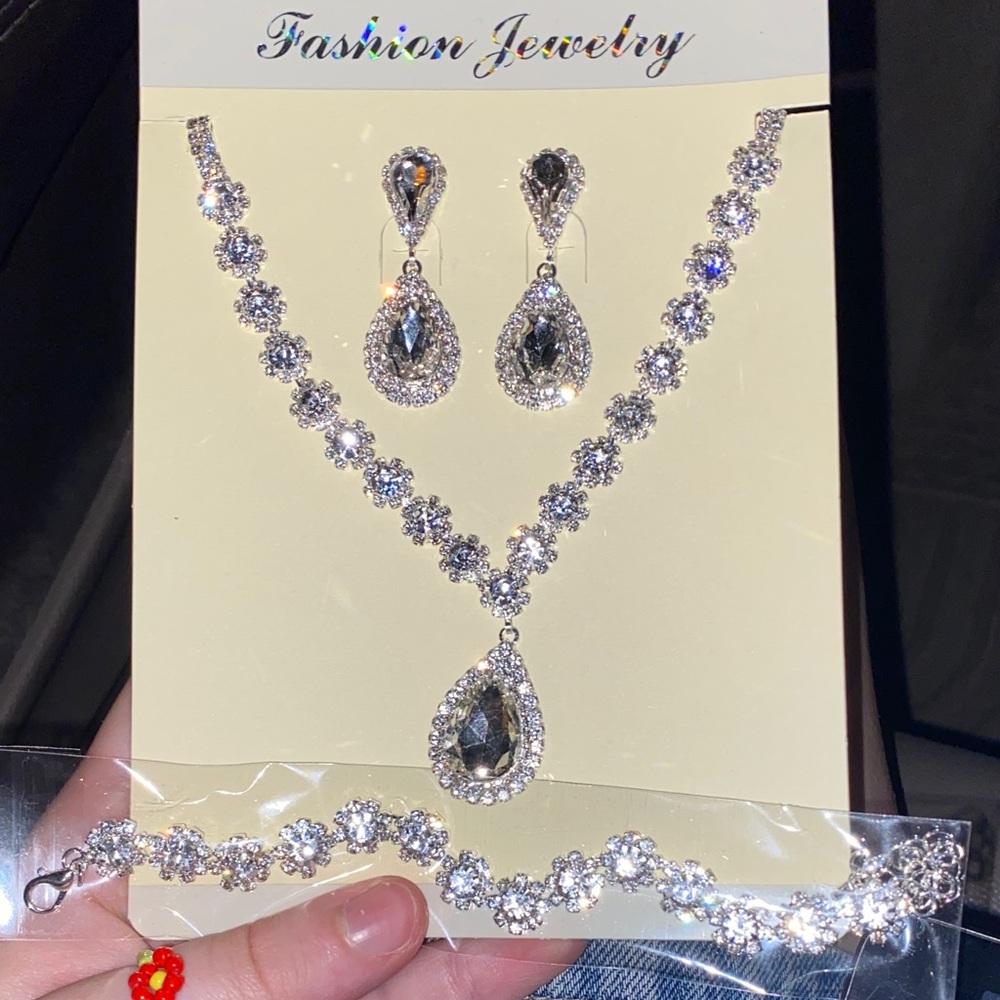 Elegant Silver Jewelry Set with Crystals